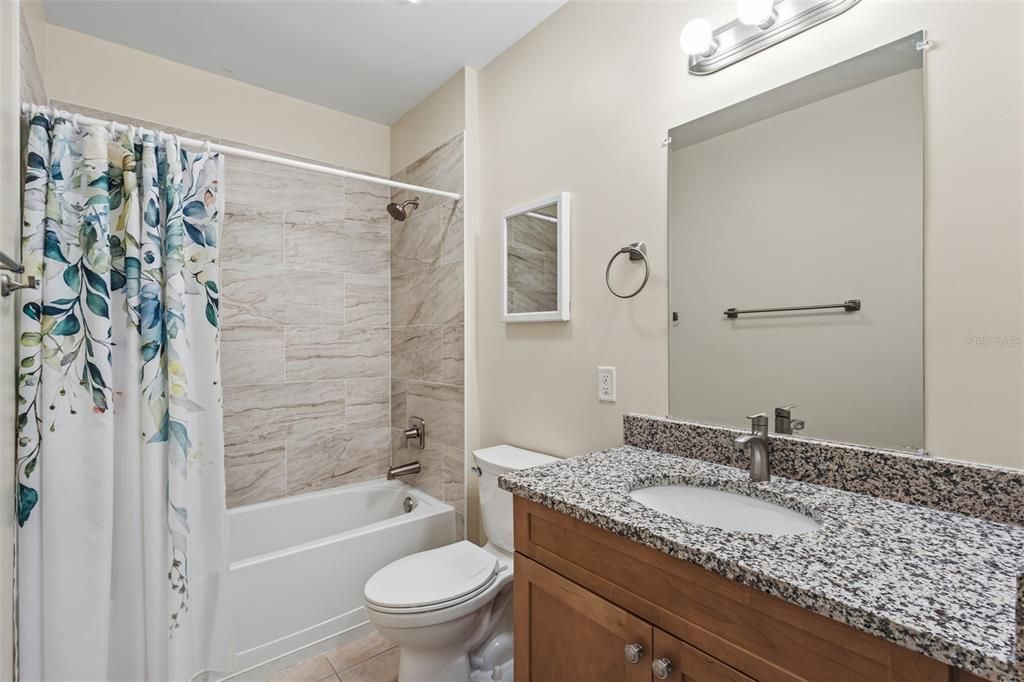 Active With Contract: $220,000 (2 beds, 2 baths, 996 Square Feet)