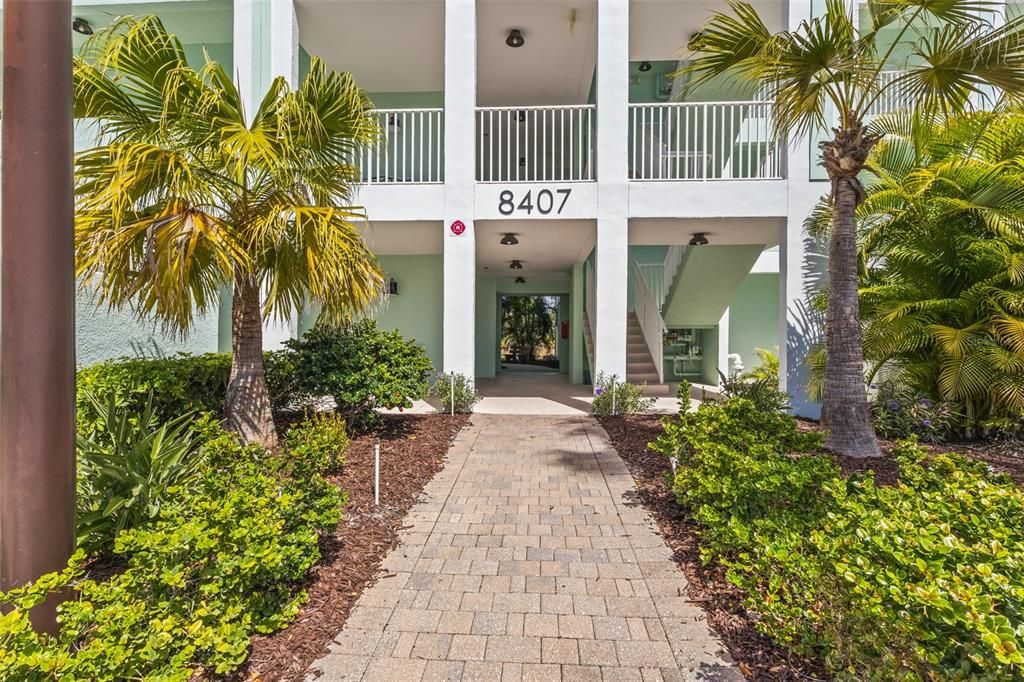 Active With Contract: $220,000 (2 beds, 2 baths, 996 Square Feet)