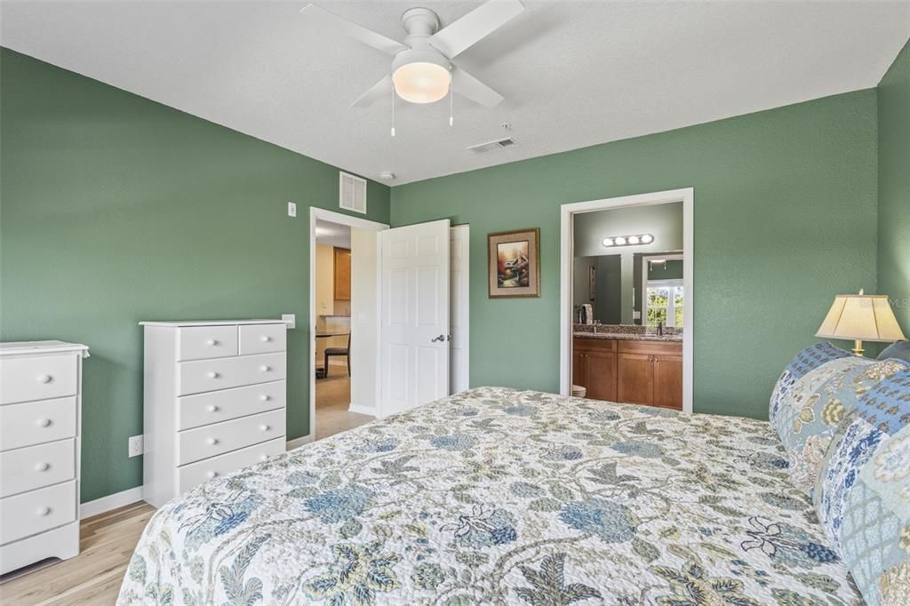Active With Contract: $220,000 (2 beds, 2 baths, 996 Square Feet)