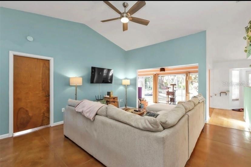 For Sale: $235,000 (2 beds, 2 baths, 1408 Square Feet)