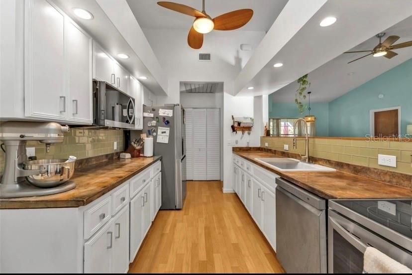 For Sale: $235,000 (2 beds, 2 baths, 1408 Square Feet)