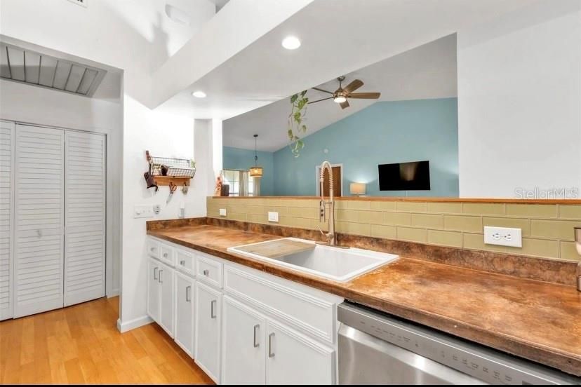 For Sale: $235,000 (2 beds, 2 baths, 1408 Square Feet)