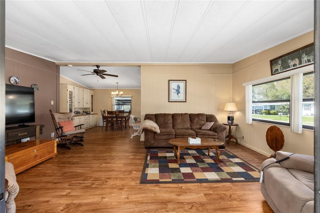 合同活跃: $139,900 (2 贝兹, 2 浴室, 1244 平方英尺)