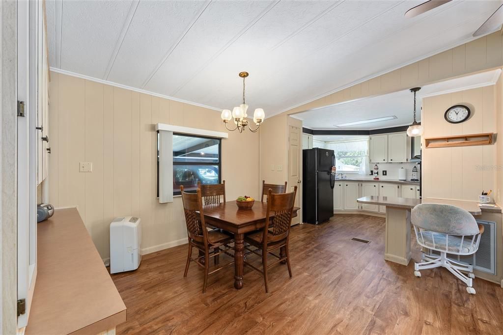 合同活跃: $139,900 (2 贝兹, 2 浴室, 1244 平方英尺)