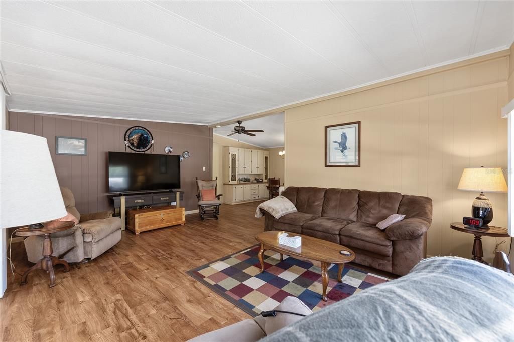 合同活跃: $139,900 (2 贝兹, 2 浴室, 1244 平方英尺)