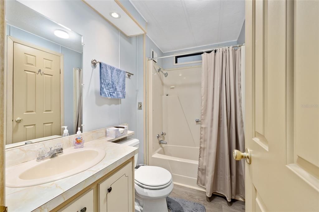 合同活跃: $139,900 (2 贝兹, 2 浴室, 1244 平方英尺)