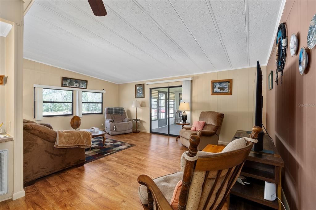 合同活跃: $139,900 (2 贝兹, 2 浴室, 1244 平方英尺)