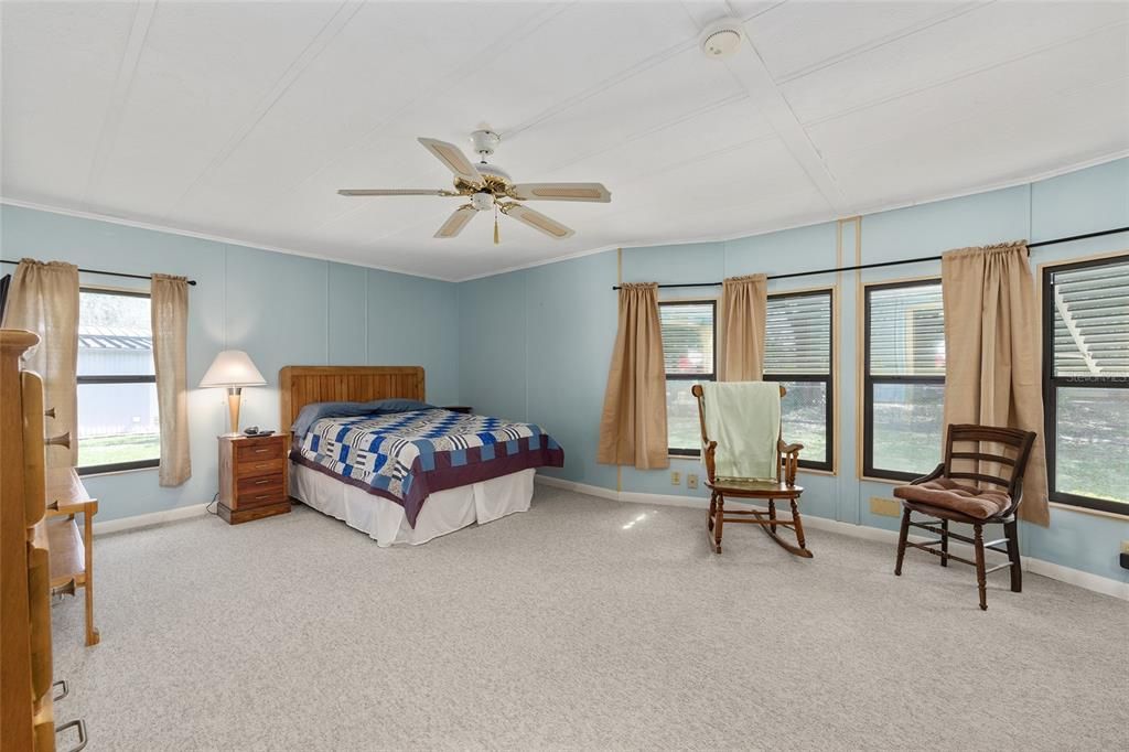 合同活跃: $139,900 (2 贝兹, 2 浴室, 1244 平方英尺)