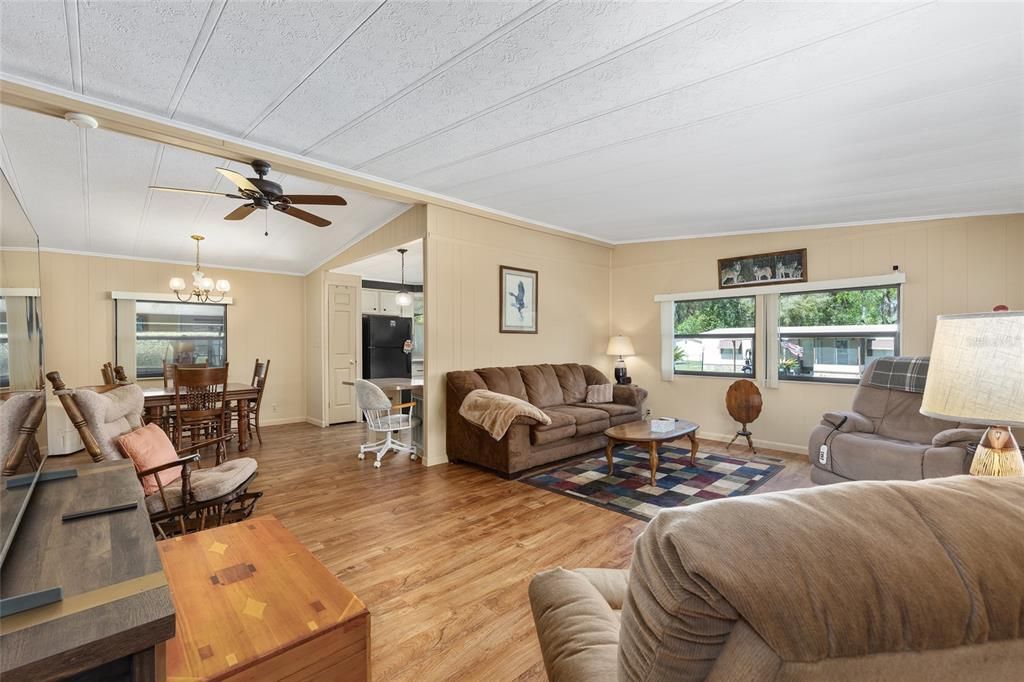 合同活跃: $139,900 (2 贝兹, 2 浴室, 1244 平方英尺)