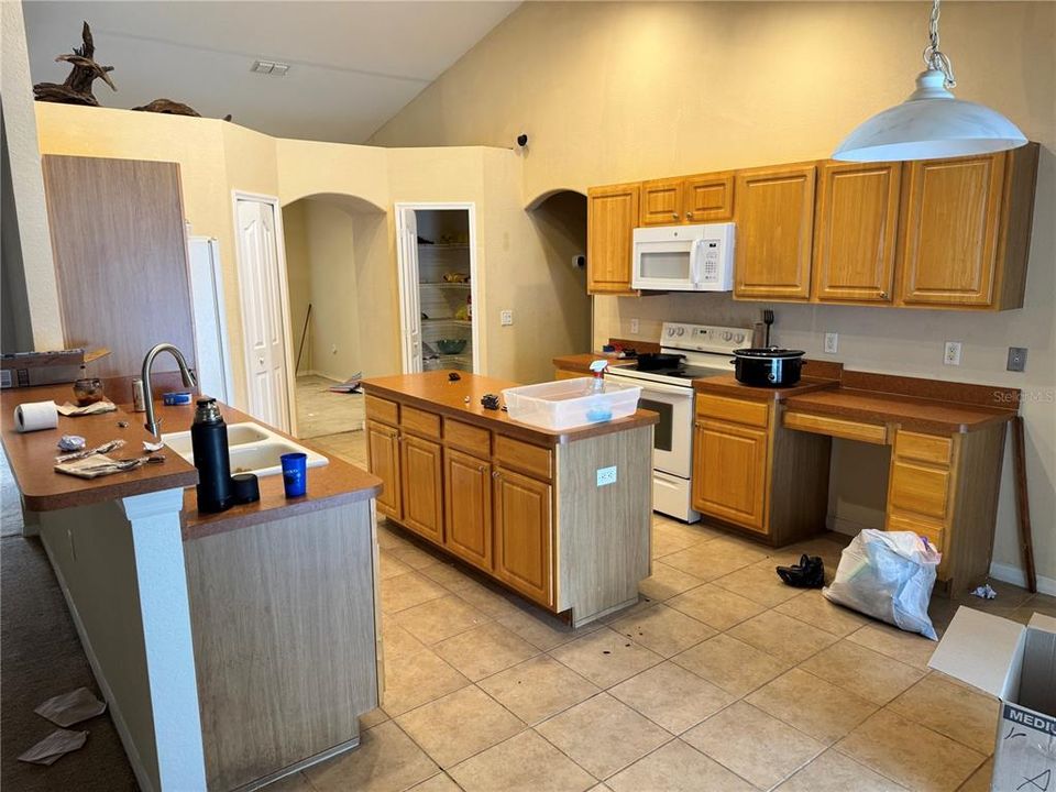 Active With Contract: $255,000 (3 beds, 2 baths, 1974 Square Feet)