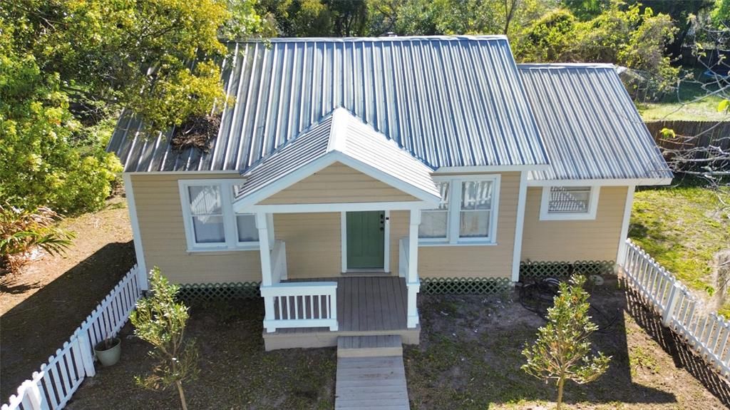 Active With Contract: $219,900 (2 beds, 1 baths, 816 Square Feet)
