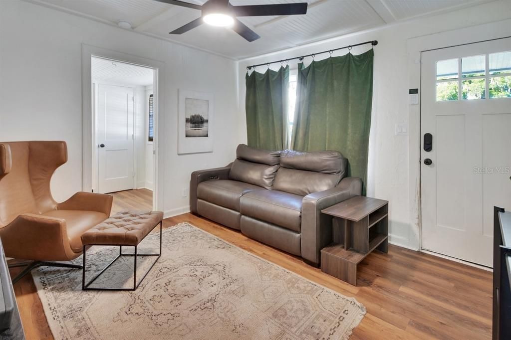 Active With Contract: $219,900 (2 beds, 1 baths, 816 Square Feet)