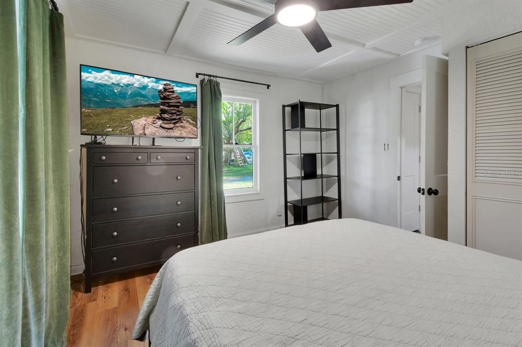 Active With Contract: $219,900 (2 beds, 1 baths, 816 Square Feet)