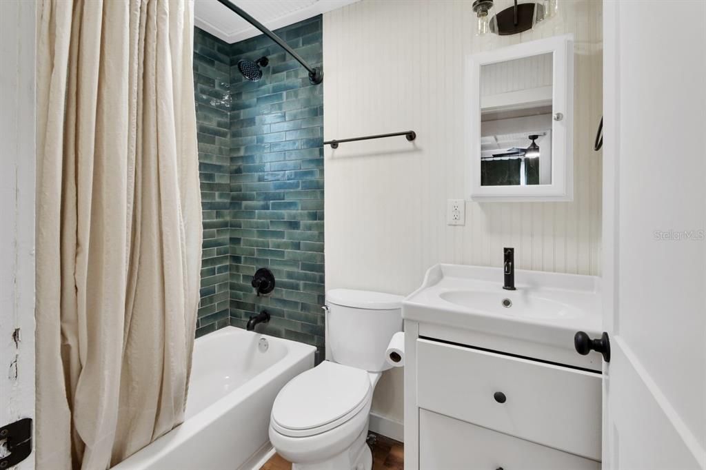 Active With Contract: $219,900 (2 beds, 1 baths, 816 Square Feet)