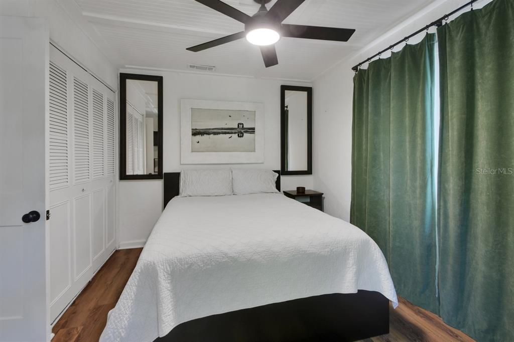 Active With Contract: $219,900 (2 beds, 1 baths, 816 Square Feet)