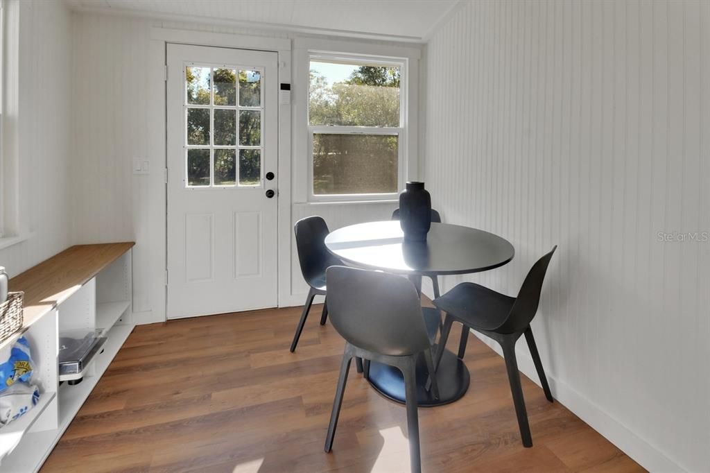 Active With Contract: $219,900 (2 beds, 1 baths, 816 Square Feet)