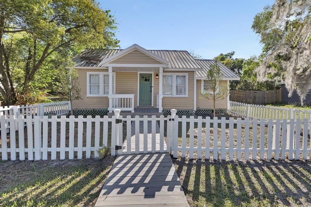 Active With Contract: $219,900 (2 beds, 1 baths, 816 Square Feet)