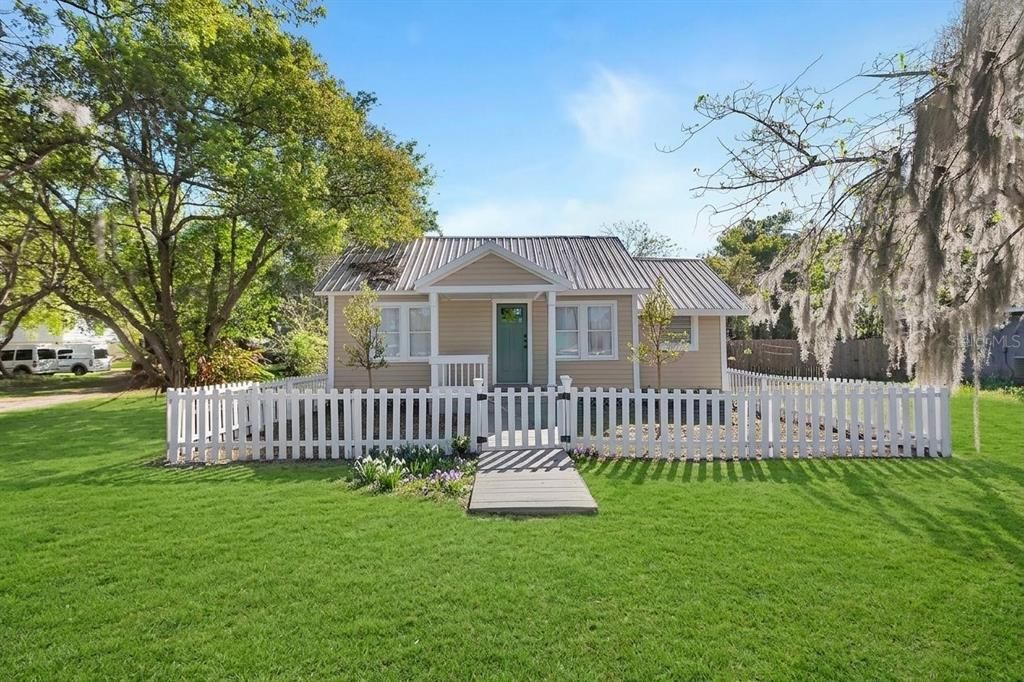 Active With Contract: $219,900 (2 beds, 1 baths, 816 Square Feet)