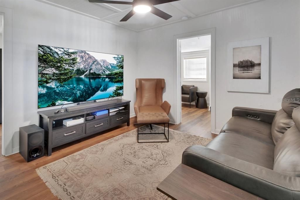Active With Contract: $219,900 (2 beds, 1 baths, 816 Square Feet)