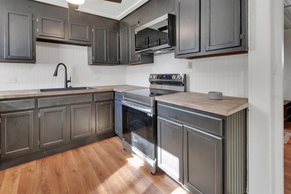 Active With Contract: $219,900 (2 beds, 1 baths, 816 Square Feet)