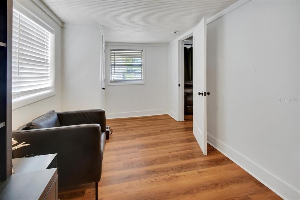 Active With Contract: $219,900 (2 beds, 1 baths, 816 Square Feet)