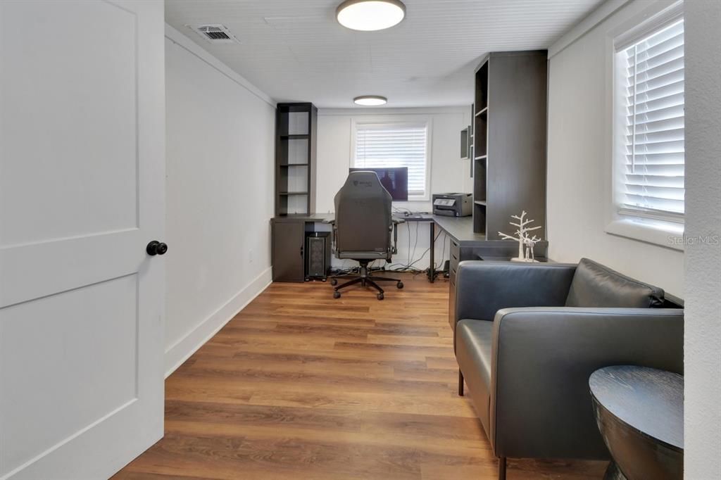 Active With Contract: $219,900 (2 beds, 1 baths, 816 Square Feet)