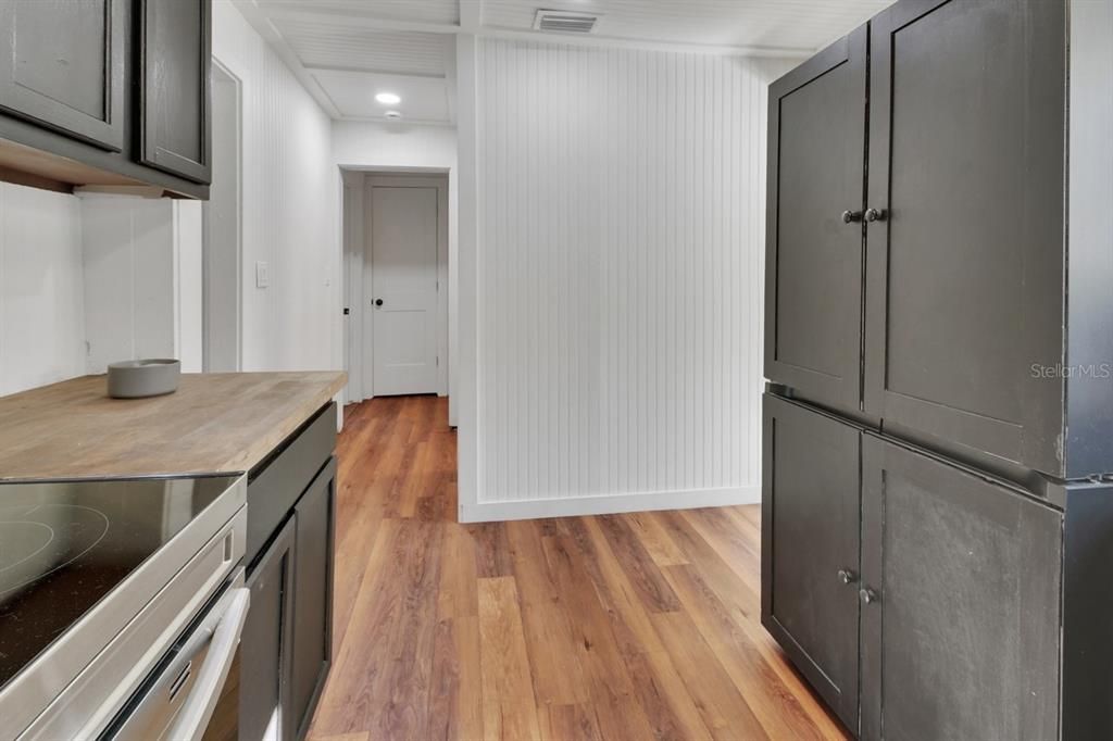 Active With Contract: $219,900 (2 beds, 1 baths, 816 Square Feet)