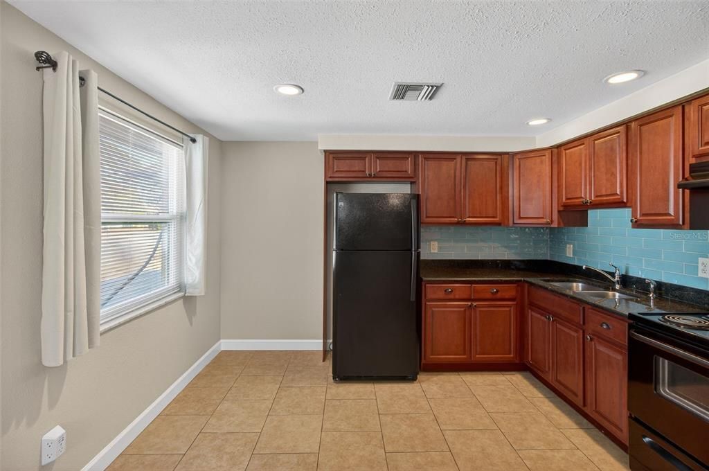 Под контрактом: $1,700 (2 спален, 1 ванн, 875 Квадратных фут)