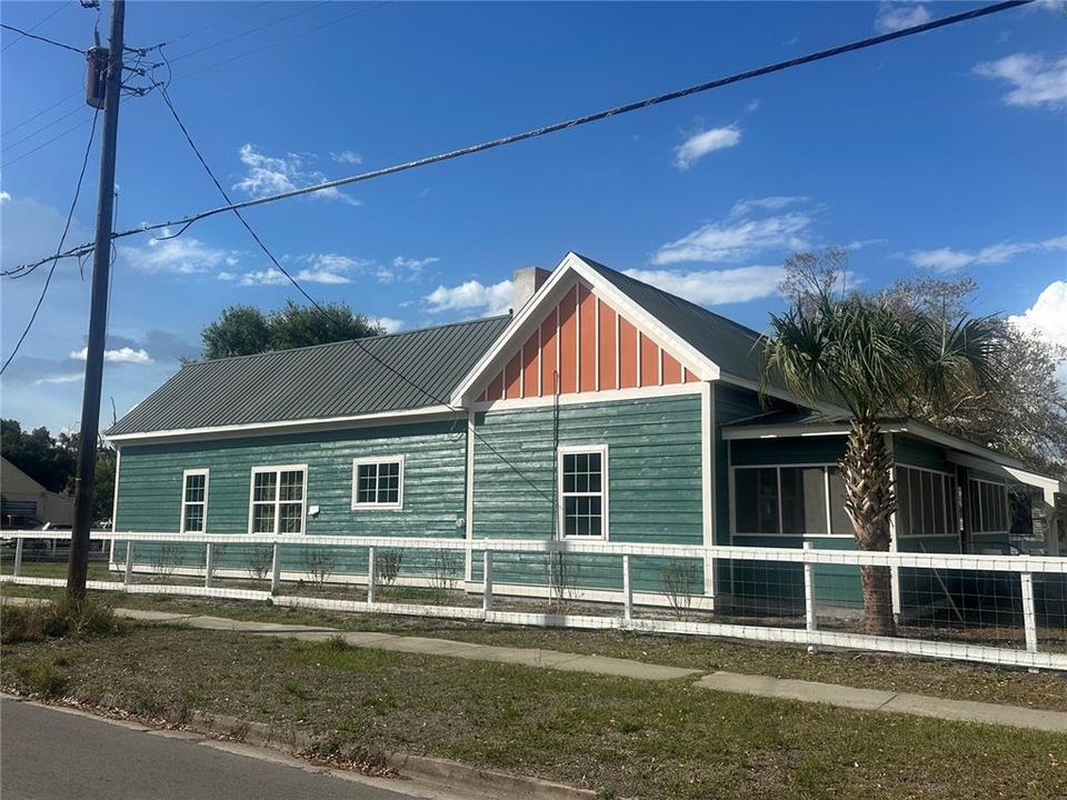For Sale: $359,000 (3 beds, 2 baths, 1297 Square Feet)