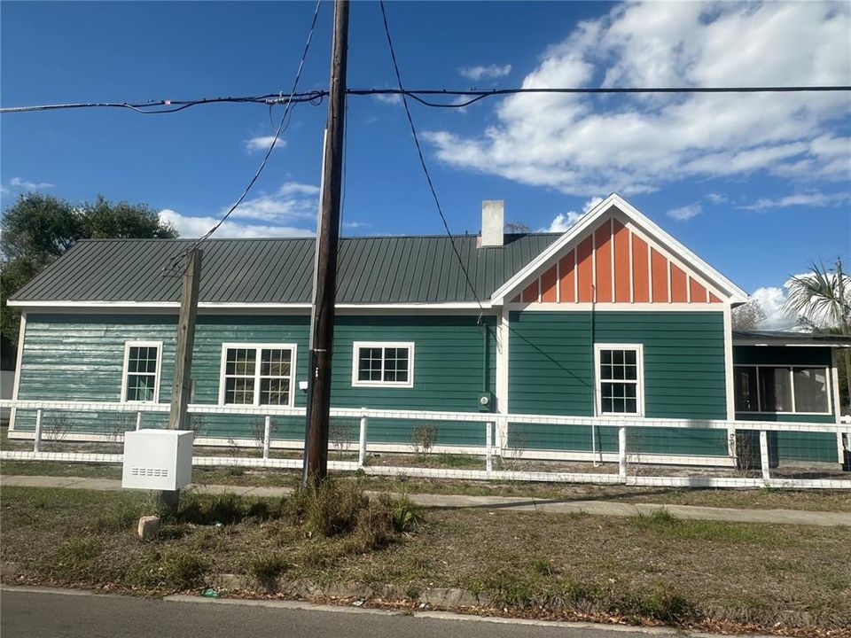 For Sale: $359,000 (3 beds, 2 baths, 1297 Square Feet)