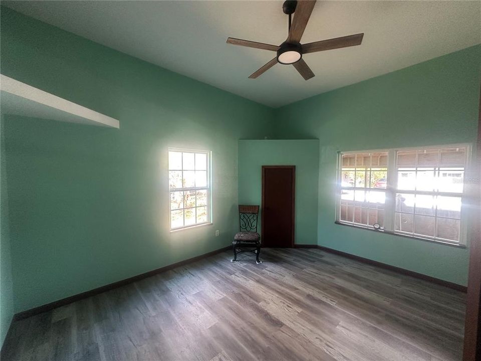 For Sale: $359,000 (3 beds, 2 baths, 1297 Square Feet)