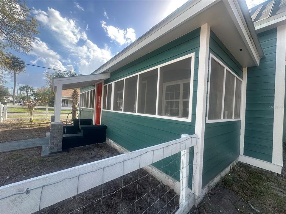 For Sale: $359,000 (3 beds, 2 baths, 1297 Square Feet)