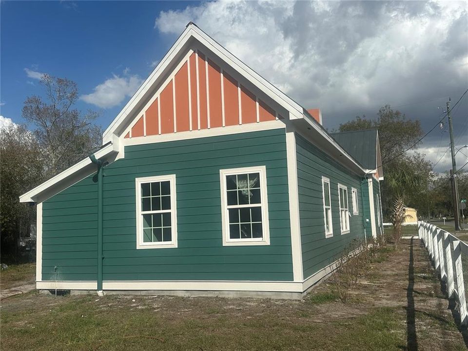 For Sale: $359,000 (3 beds, 2 baths, 1297 Square Feet)