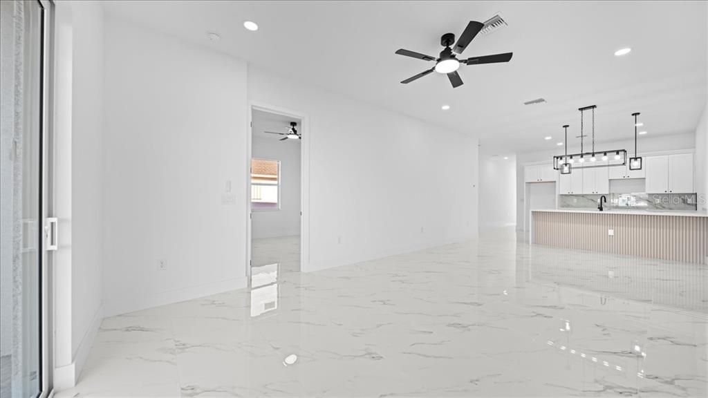 待售: $549,900 (6 贝兹, 0 浴室, 2498 平方英尺)