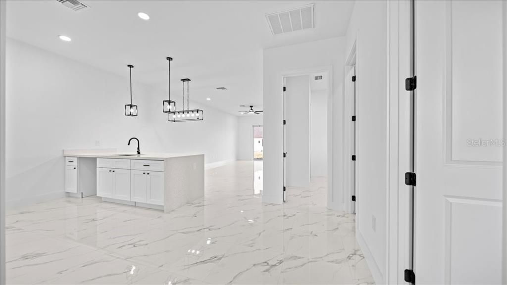 待售: $549,900 (6 贝兹, 0 浴室, 2498 平方英尺)