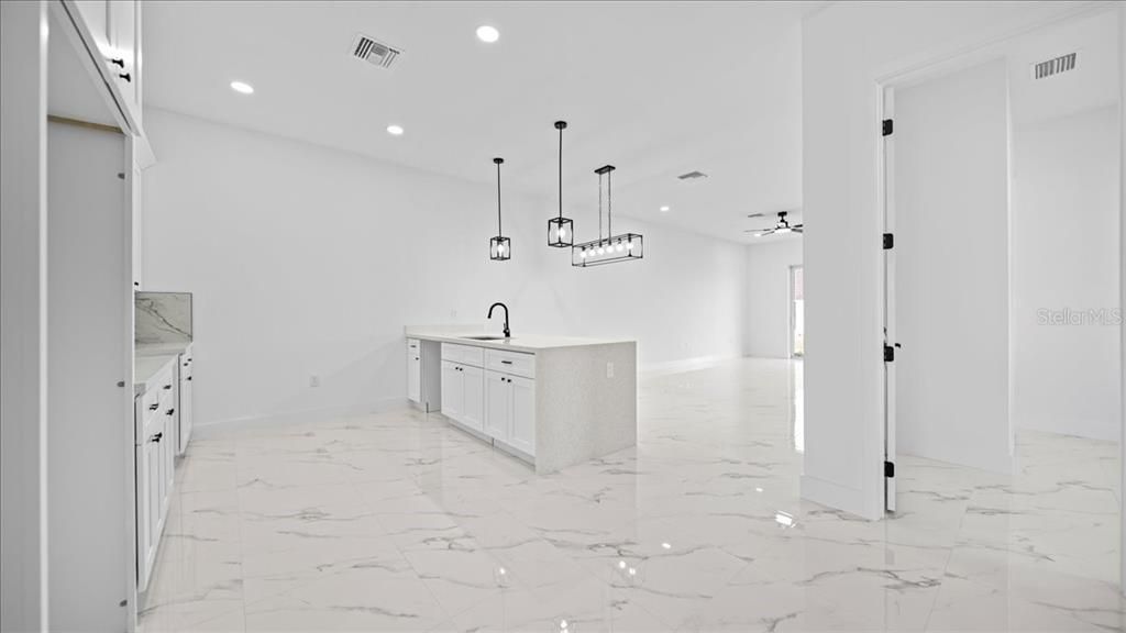 待售: $549,900 (6 贝兹, 0 浴室, 2498 平方英尺)