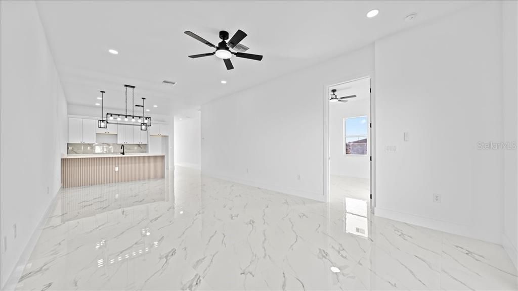 待售: $549,900 (6 贝兹, 0 浴室, 2498 平方英尺)