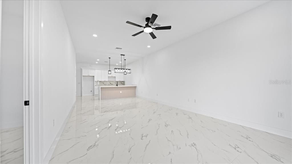 待售: $549,900 (6 贝兹, 0 浴室, 2498 平方英尺)