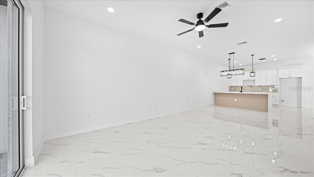 待售: $549,900 (6 贝兹, 0 浴室, 2498 平方英尺)