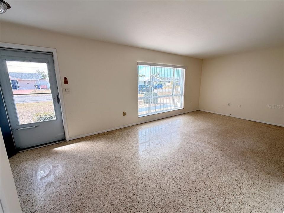 Activo con contrato: $1,800 (2 camas, 2 baños, 1358 Pies cuadrados)