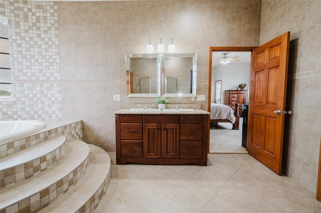 For Sale: $1,650,000 (4 beds, 5 baths, 3876 Square Feet)