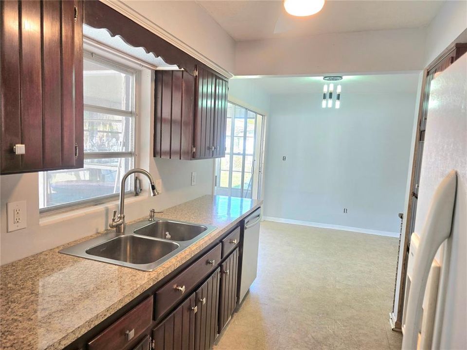 На продажу: $318,999 (3 спален, 2 ванн, 1161 Квадратных фут)