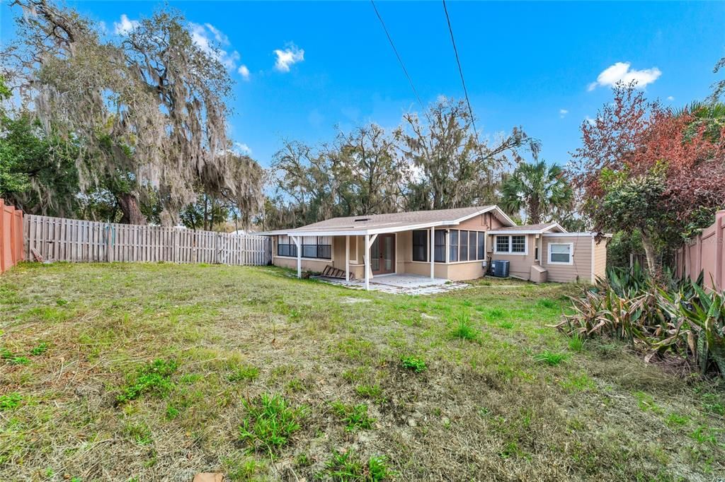 Activo con contrato: $375,000 (3 camas, 2 baños, 1832 Pies cuadrados)