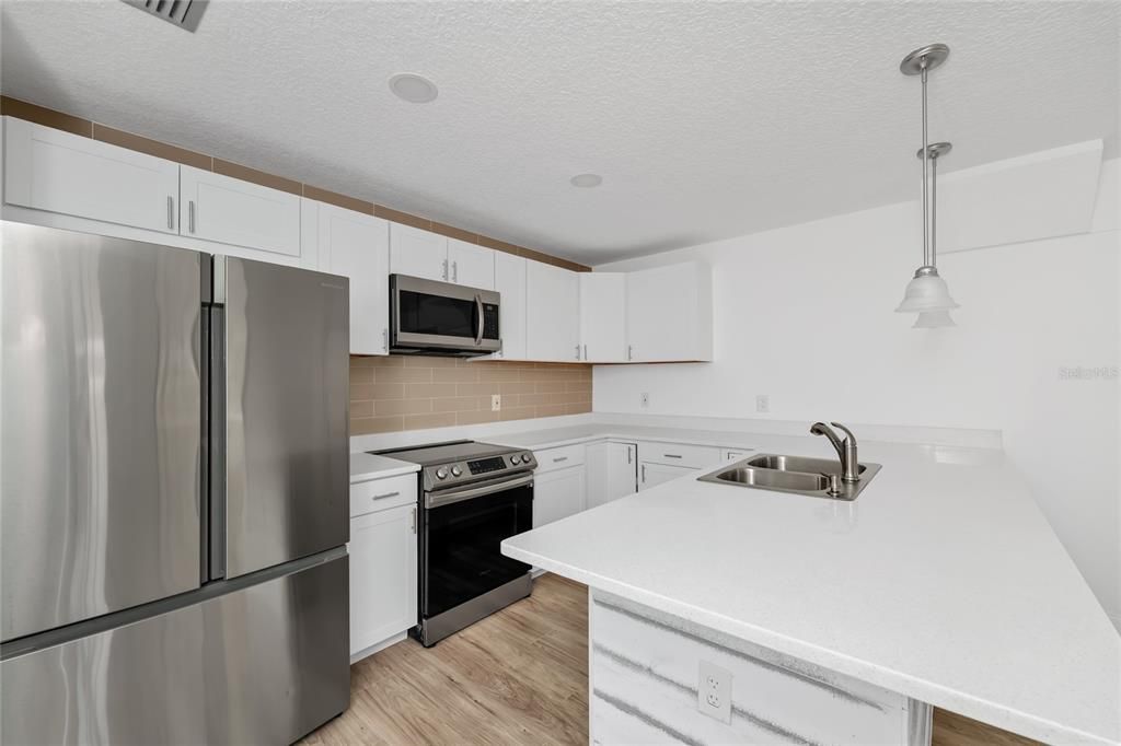 Activo con contrato: $375,000 (3 camas, 2 baños, 1832 Pies cuadrados)
