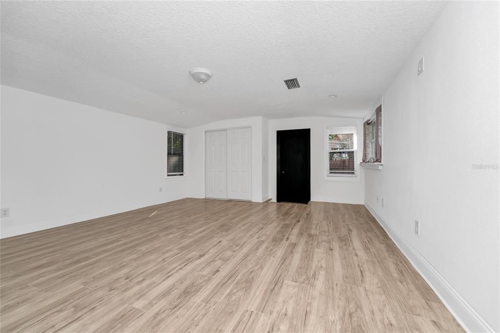 Activo con contrato: $375,000 (3 camas, 2 baños, 1832 Pies cuadrados)
