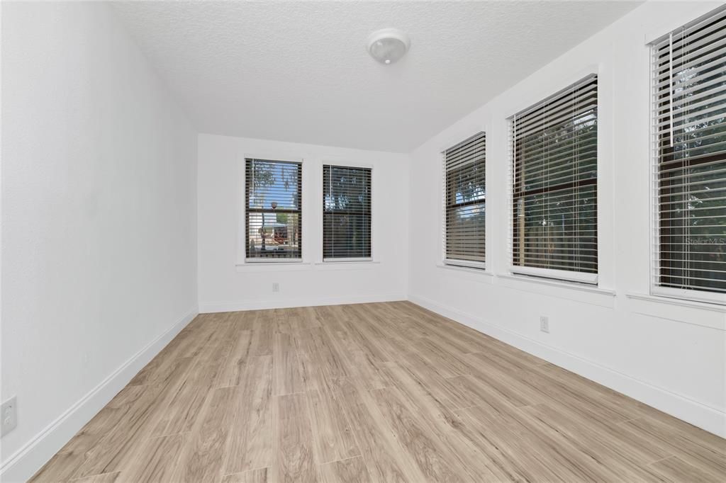 Activo con contrato: $375,000 (3 camas, 2 baños, 1832 Pies cuadrados)