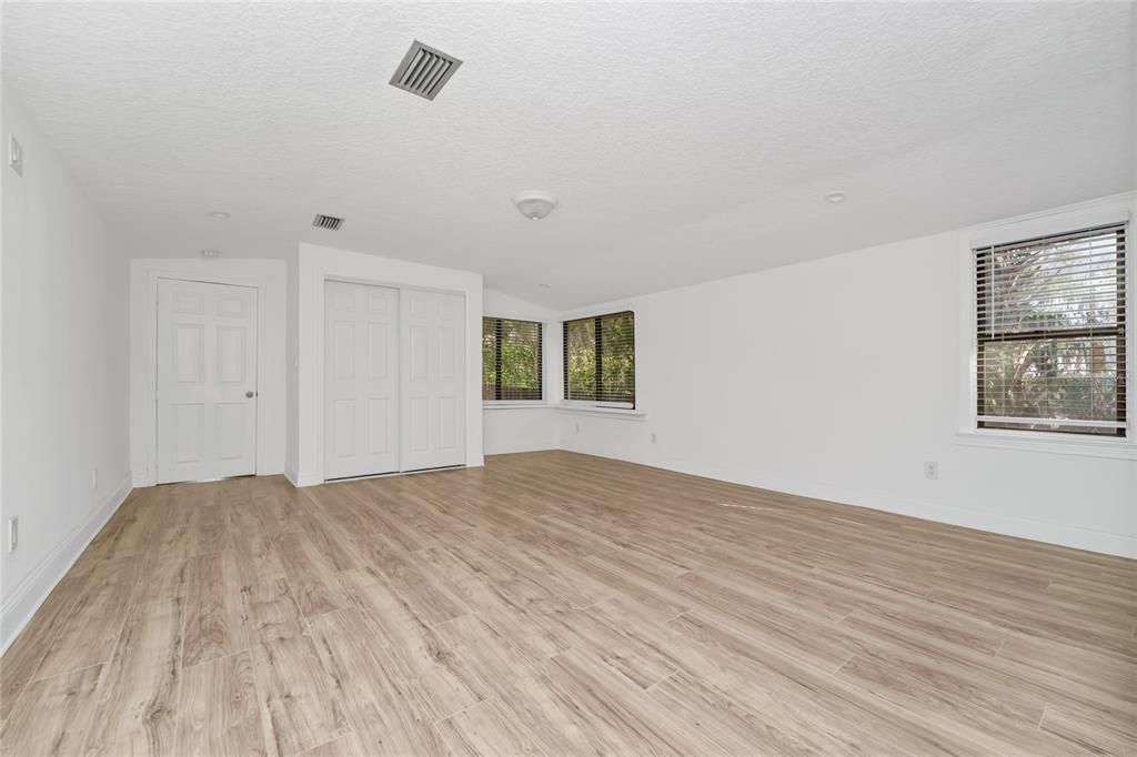 Activo con contrato: $375,000 (3 camas, 2 baños, 1832 Pies cuadrados)