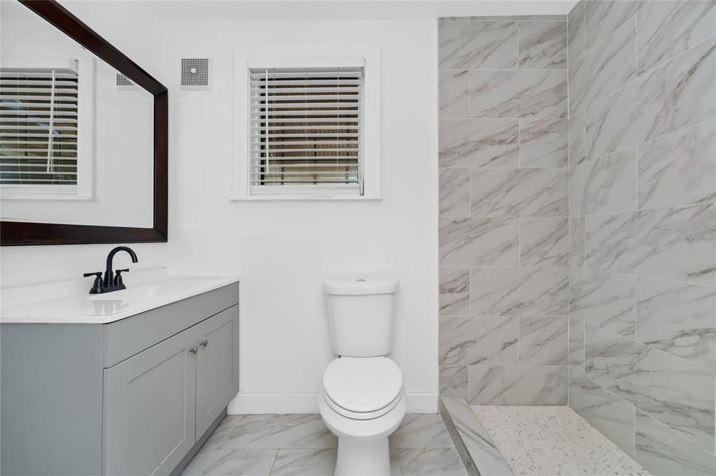 Activo con contrato: $375,000 (3 camas, 2 baños, 1832 Pies cuadrados)
