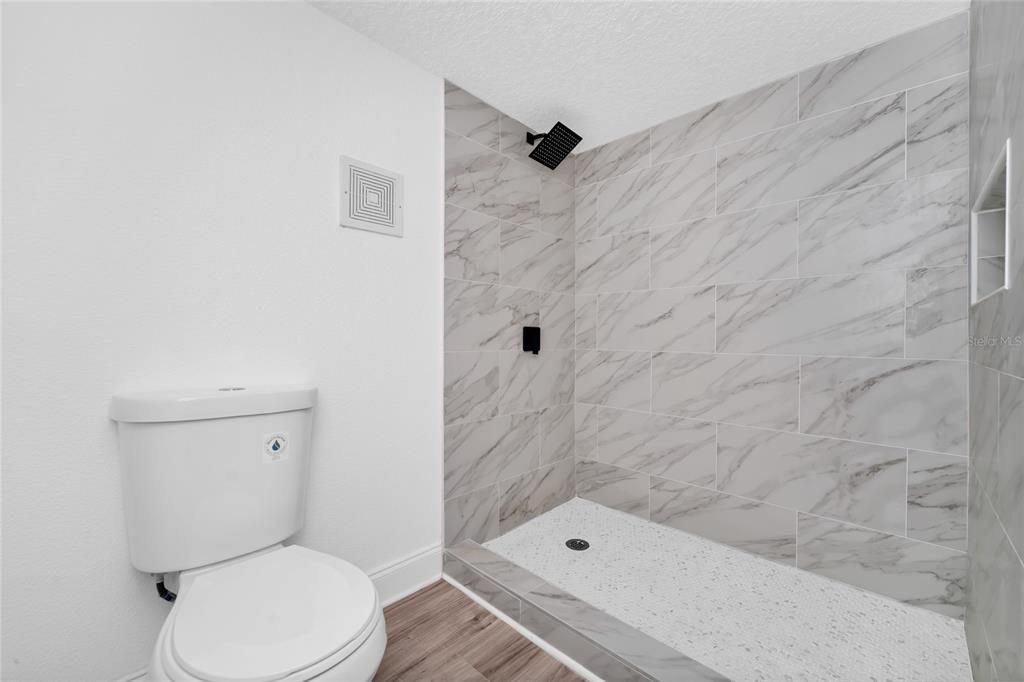 Activo con contrato: $375,000 (3 camas, 2 baños, 1832 Pies cuadrados)