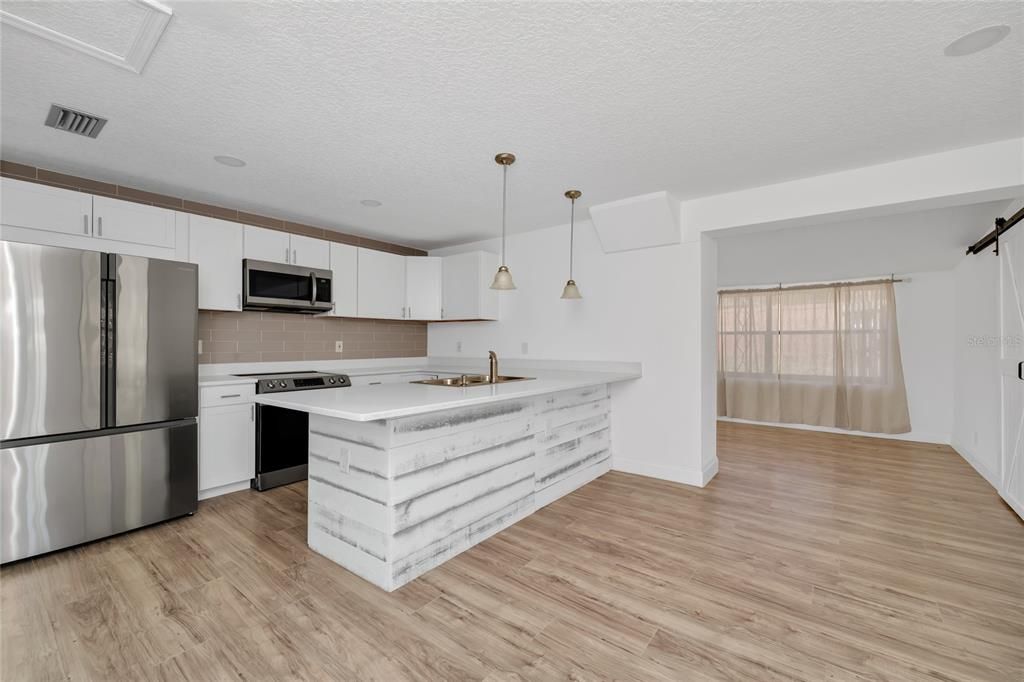 Activo con contrato: $375,000 (3 camas, 2 baños, 1832 Pies cuadrados)
